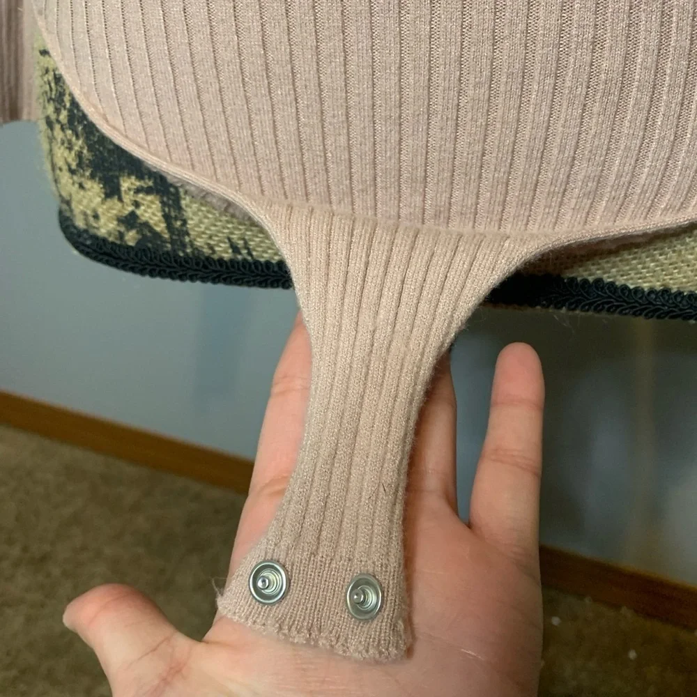 Pink Ribbed V-Neck Sweater - Picture 6 of 7